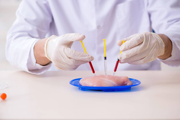 Male nutrition expert testing food products in lab - Foto, Imagem