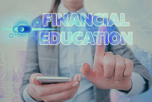 Κείμενο συγγραφής λέξεων Χρηματοοικονομική Εκπαίδευση. Επιχειρηματική αντίληψη για την κατανόηση νομισματικών τομέων όπως η χρηματοδότηση και η επένδυση. - Φωτογραφία, εικόνα