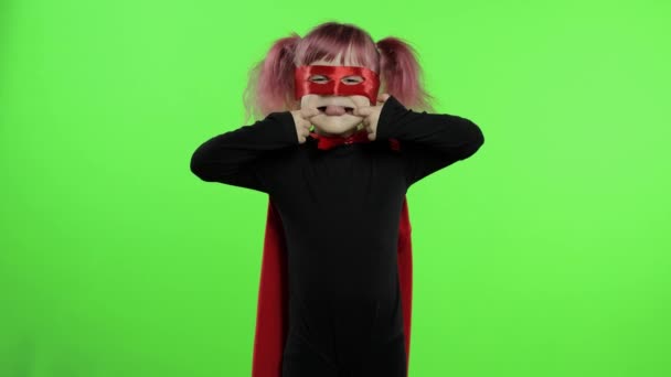 Ragazza divertente bambino in costume e maschera gioca super eroe. Giornata nazionale dei supereroi
 - Filmati, video