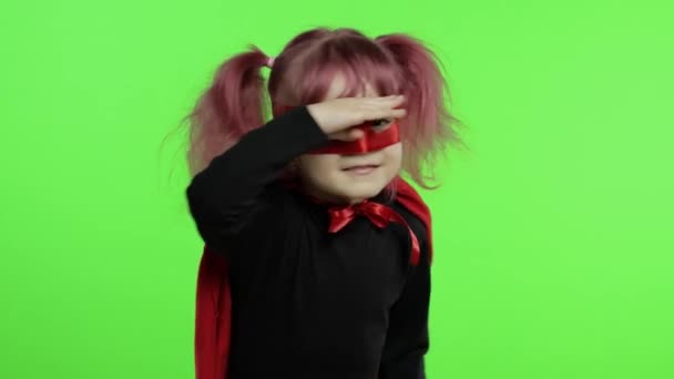 Vtipné dítě dívka v kostýmu a maska hraje super hrdina. Národní den superhrdinů - Záběry, video