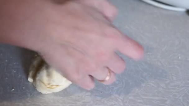 σεφ γυναίκα χέρια ζυμώνει ζύμη στην αυτο-απομόνωση - Πλάνα, βίντεο