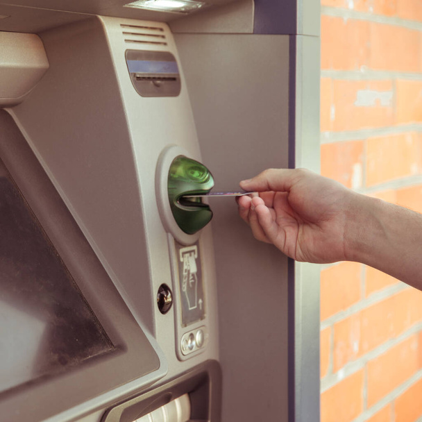 Parayı çekmek için ATM 'deki kartı kullan. - Fotoğraf, Görsel