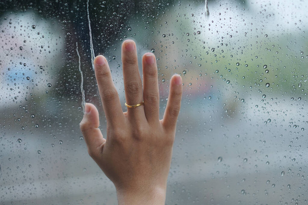 A kéz érintse meg az eső csepp tükör.az eső csepp tükör. Vízcsepp a tükrön. Remény. Várakozási idő. Magányos. - Fotó, kép