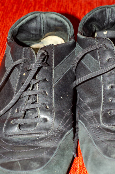 Oude zwarte wandelschoenen, Vintage zwarte wandelschoenen - Foto, afbeelding