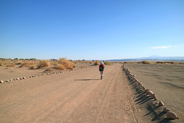 Viajera Caminando por el Desierto de Aldea de Tulor Sitio Arqueológico, Desierto de Atacama, Norte de Chile, Sudamérica
 - Foto, imagen