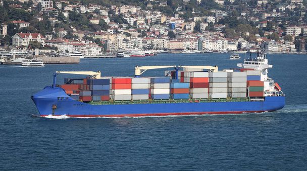 Un buque portacontenedores que transporta mercancías entre puertos - Foto, imagen
