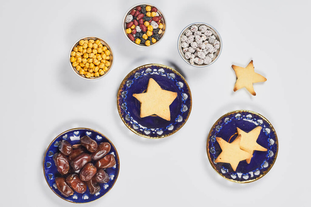 Dîner traditionnel Ramadan sur table blanche pure. Déjeuner traditionnel du Moyen-Orient avec biscuits et fruits secs. Ramazan Iftar food - repas que les musulmans mangent après le coucher du soleil pendant le Ramadan
 - Photo, image