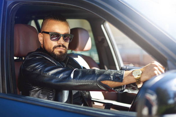 Άνθρωπος με γυαλιά ηλίου οδήγηση αυτοκινήτου - κοντινό πλάνο πορτραίτο - Φωτογραφία, εικόνα