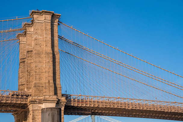 Schöne Aussicht auf die Brooklyn Bridge vom Brooklyn Park mit Blick auf Lower Manhattan auf der anderen Seite des Hudson River. - Foto, Bild