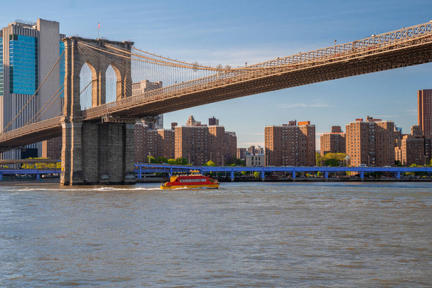 Gyönyörű panorámás kilátás nyílik a Brooklyn híd a Brooklyn Park alsó Manhattan kilátás a másik oldalon a Hudson folyó. - Fotó, kép