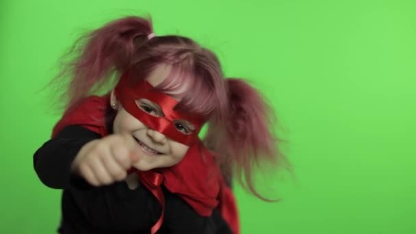 Смешная девочка в костюме и маске играет супергероя. Национальный день супергероя
 - Кадры, видео
