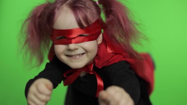 Kostümlü ve maskeli komik kız süper kahramanı oynuyor. Ulusal Süper Kahraman Günü - Video, Çekim