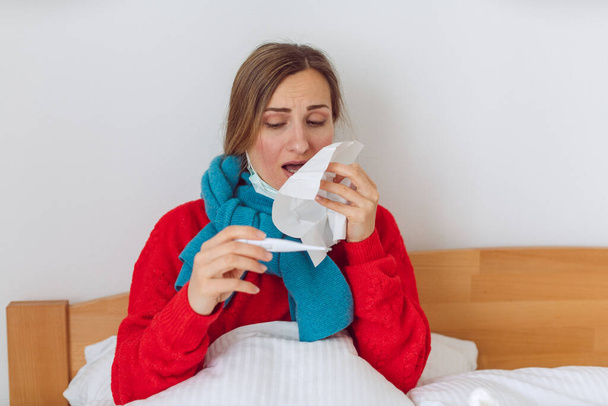 Mulher contraído Covid-19 ou uma gripe estar doente ficar na cama
 - Foto, Imagem