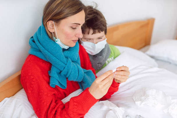 Mutter und Sohn mit Virusinfektion im Bett - Foto, Bild