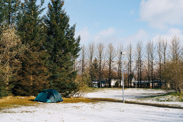 Ein Touristenschlafzelt auf einem Campingplatz in Reykjavik, Island - Foto, Bild