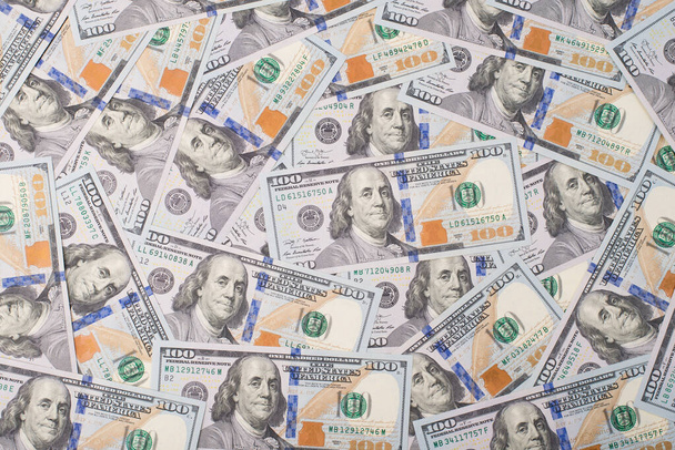 Сверху над головой фотография большого количества американских новых бумажных долларов
 - Фото, изображение