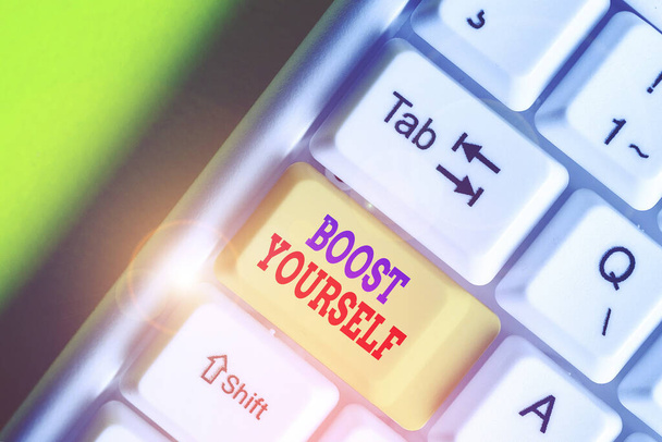 Texto de escritura a mano Boost Yourself. Concepto que significa hacerte sentir más positivo o más seguro
. - Foto, Imagen