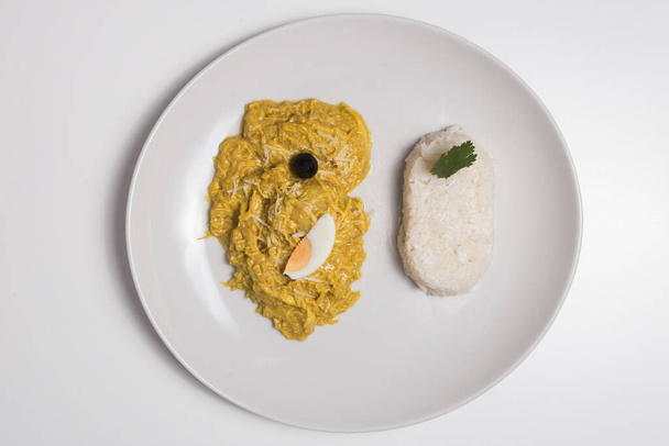 Aji de gallina - Guiso de pollo peruano y ají amarillo, servido con arroz hervido
 - Foto, imagen