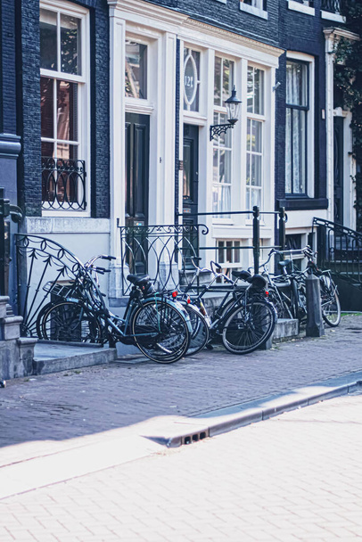 Główna ulica w centrum Amsterdamu w Holandii - Zdjęcie, obraz