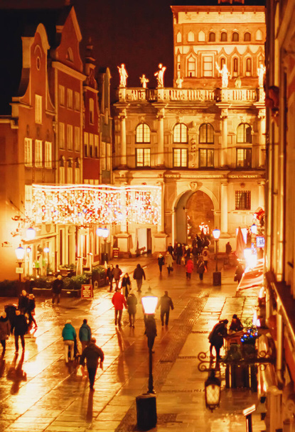 Улица в Старом городе в Гданьске, Польша ночью
 - Фото, изображение