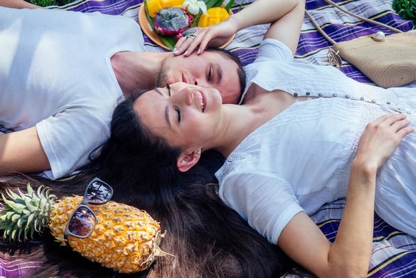 giovane donna indiana in pizzo bianco vestito boho avendo un appuntamento con il suo ragazzo nel parco estivo
 - Foto, immagini