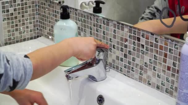 Cálmate y lávate las manos. Protección contra el coronavirus COVID-19. las manos de un niño pequeño se lavan con jabón con agua corriente. Higiene personal
. - Metraje, vídeo