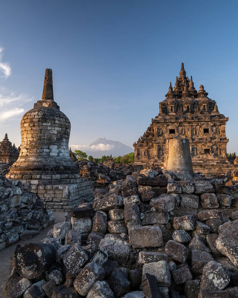 Candi Plaosan drámai égbolttal délután. A Plaosan Komplexum híres templom az egyik buddhista templomok található Bugisan falu, Prambanan kerület, Klaten, Közép-Jáva - Indonézia. - Fotó, kép