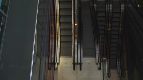 Un escalator d'un centre commercial se trouve vide après un pic du nombre de cas de CORONAVIRUS : infections COVID-19 ayant un impact dramatique sur la vie sociale
  - Séquence, vidéo