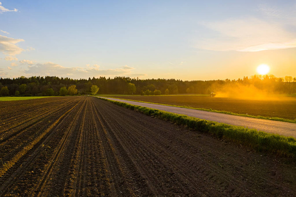 Оранжеве поле в сільській місцевості. Ландшафт сільськогосподарських полів. Вид з повітря
 - Фото, зображення
