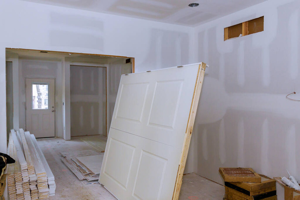 Vnitřní dřevěné stohovací dveře a čekací instalace na nový domov - Fotografie, Obrázek