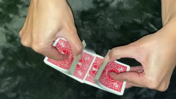 女性の手は、トランプのギャンブルトリックゲームのデッキをシャッフル閉じる - 映像、動画