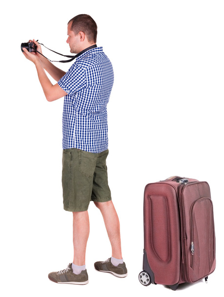 вид человека, фотографирование, путешествуя с чемоданом сзади. - Фото, изображение