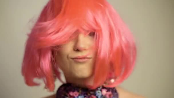 Ein Mädchen mit rosa Haaren und einem Square Dance, Video-Bumerang, Mädchen coole Musik, Tanz. - Filmmaterial, Video