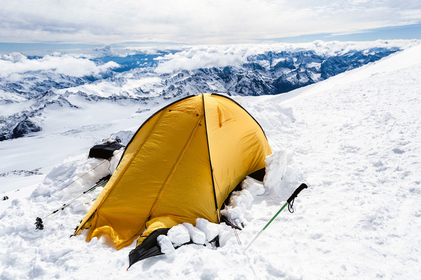Camping en las montañas del Cáucaso en el paisaje de Elbrus
 - Foto, Imagen
