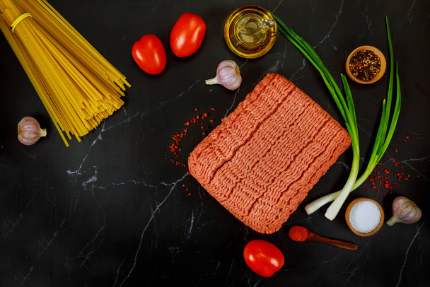 Carne moída, macarrão de espaguete, alho, tomate e cebola Cozinha italiana
 - Foto, Imagem