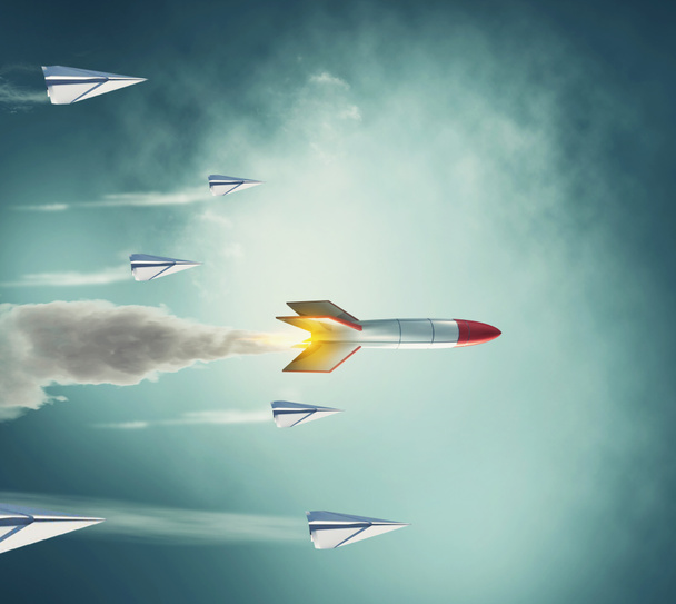ロケットミサイルに対する紙飛行機レース。チームビルディングと強力な考え方の概念。これは3Dレンダリング図です .  - 写真・画像