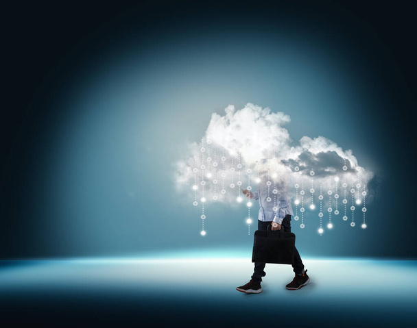 青い未来的な背景に雲の中に雲とビジネスマン。ビッグデータ転送と人工知能ストレージ . - 写真・画像