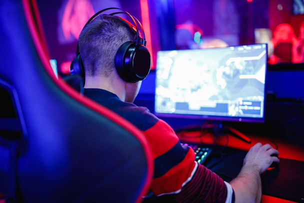 Professionelle Cyber-Video-Gamer-Studioraum mit Personal Computer für Stream in Neon-Farbe verschwimmen Hintergrund. Weicher Fokus - Foto, Bild