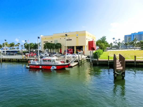 Fort Lauderdale - December 11, 2019: The Fire station and fire boat at Fort Lauderdale on December 11, 2019 - Photo, Image