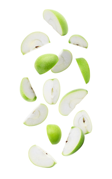 Rebanada de manzana verde madura cayendo aislada sobre fondo blanco con ruta de recorte
. - Foto, imagen