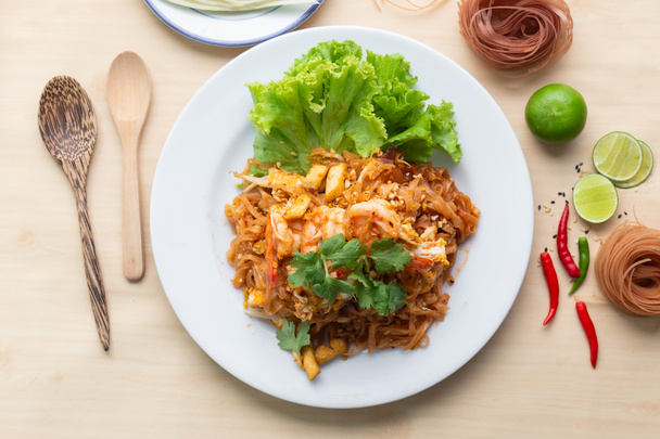 Deliciuos macarrão de arroz integral com camarão "Pad Thai", Um dos alimentos famosos na Tailândia, Vista superior
. - Foto, Imagem