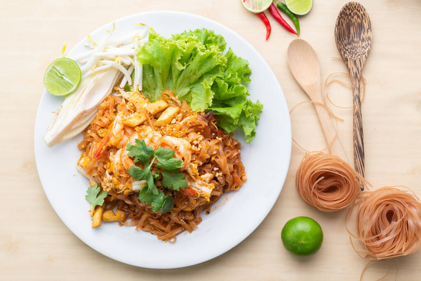 Deliciuos braune Reisnudeln mit Garnelen "Pad Thai", eine der berühmten Speisen in Thailand, Draufsicht. - Foto, Bild