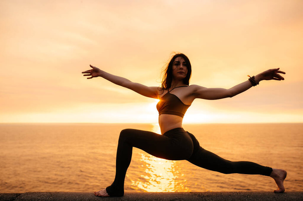 jóga meditace západ slunce příroda dívka žena klid asana moře fitness sport inspirace - Fotografie, Obrázek