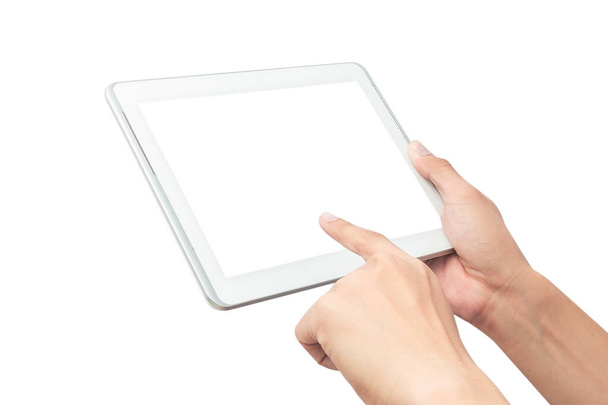 Mannelijke hand houdt de witte tablet pc computer en aanraken met blanco scherm geïsoleerd op witte achtergrond met clipping pad. - Foto, afbeelding