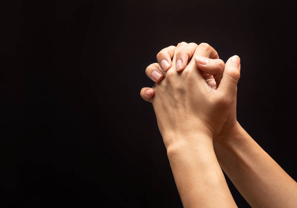Prier les mains dans l'obscurité avec foi en la religion et en Dieu
. - Photo, image