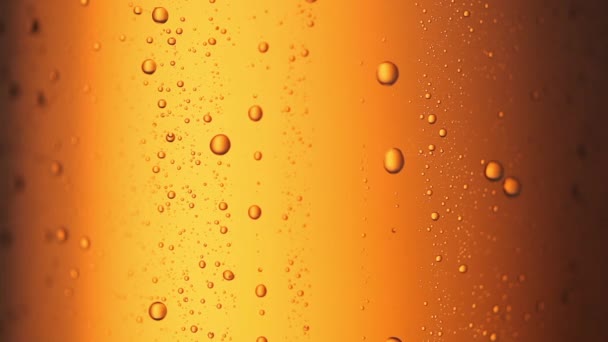 Kropla kropel kondensatu na szklankę butelki piwa Full HD zbliżenie wideo. Krople wody opadające na żółte tło - Materiał filmowy, wideo