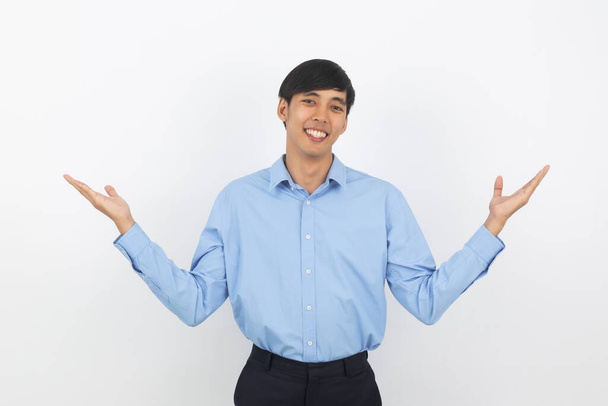 Emocionado joven negocio asiático hombre levantando los puños con feliz rostro encantado, celebrando el éxito aislado sobre fondo blanco. - Foto, imagen
