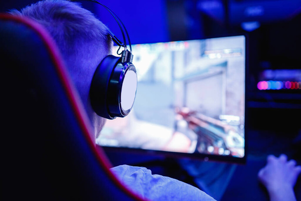 Стример професійний геймер посмішка грає в онлайн ігри комп'ютер з навушниками, неоновий колір
 - Фото, зображення