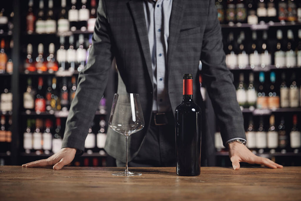 Sommelier man is preparing for tasting of red wine in restaurant - Foto, Imagen