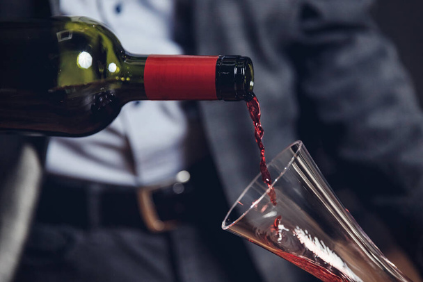 Sommelier versando vino rosso nel decanter caraffa - Foto, immagini